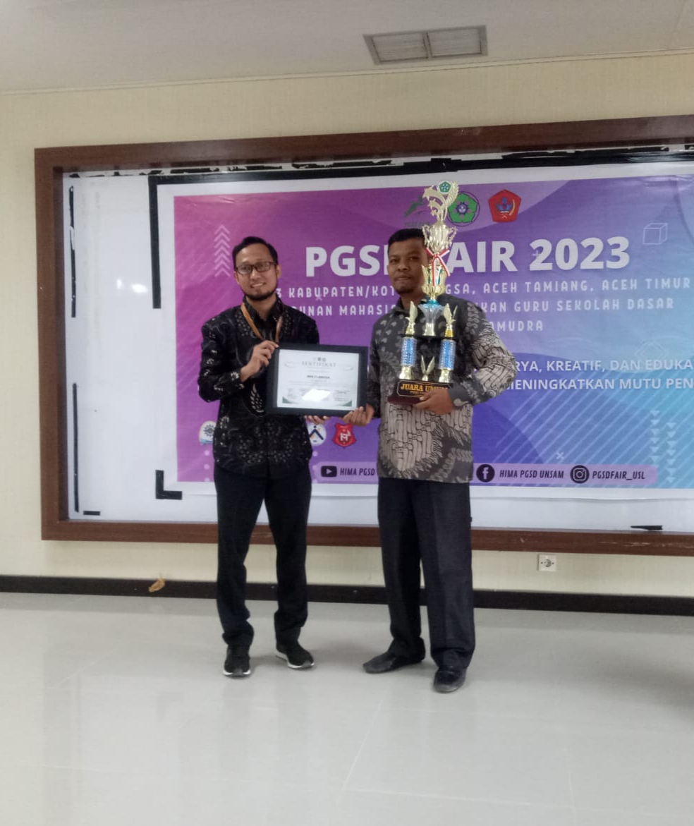 Penyerahan Piala Juara Umum dari Dekan PGSD